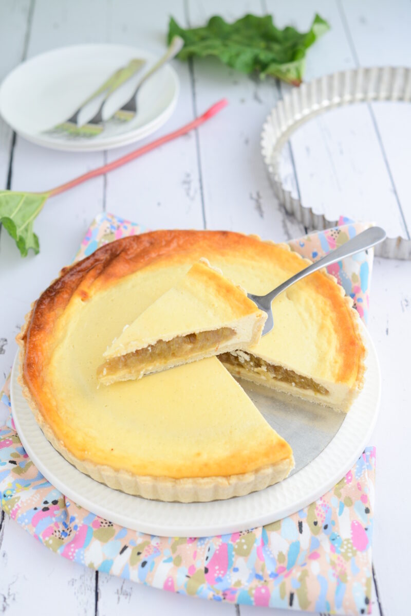 Rhabarber quark tarte mit fruchtigem kern