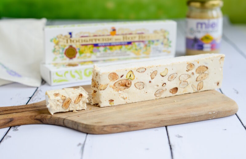 Traditionnel weisser nougat aus der provence mit lavendel honig