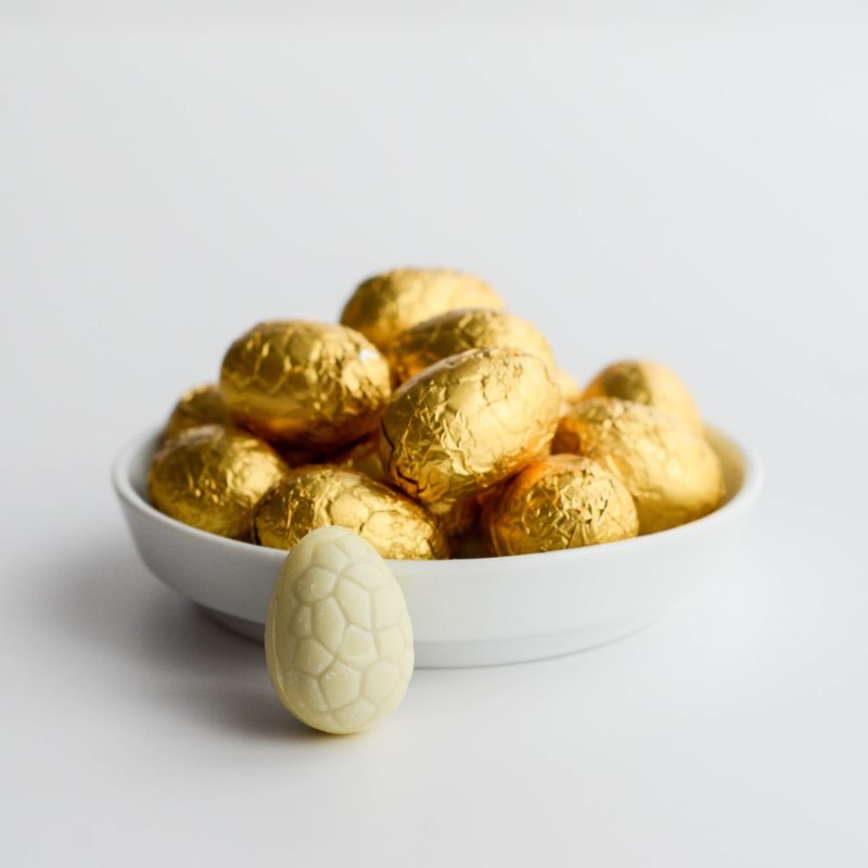 Knusprig gefüllte Ostereier aus Ivoire- weißer Schokolade von Valrhona 100g