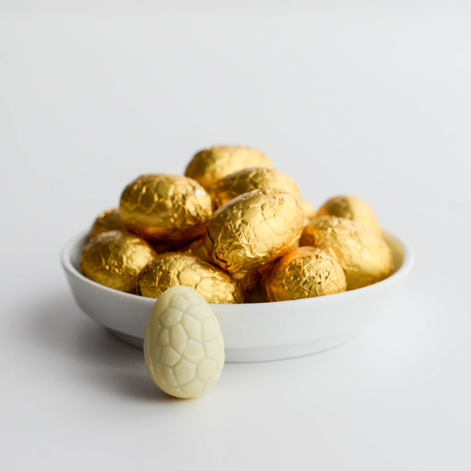 Knusprig gefüllte Ostereier aus weißer Schokolade von Valrhona 100g ...