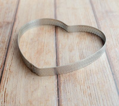 Herz Tartering gelocht aus Edelstahl 20cm
