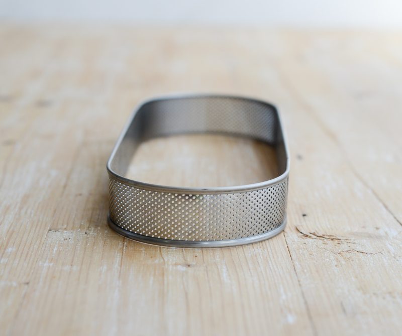 Tartering oval für 4-5 Personen gelocht aus Edelstahl 28 x 10 x 3,5 cm 9/11