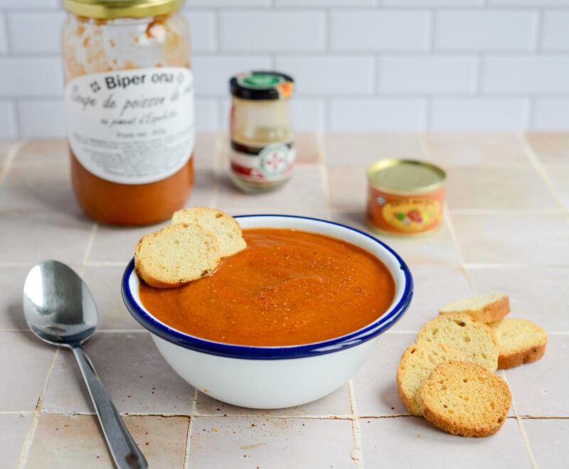 Felsenfischsuppe Mit Piment D Espelette Fuer Personen