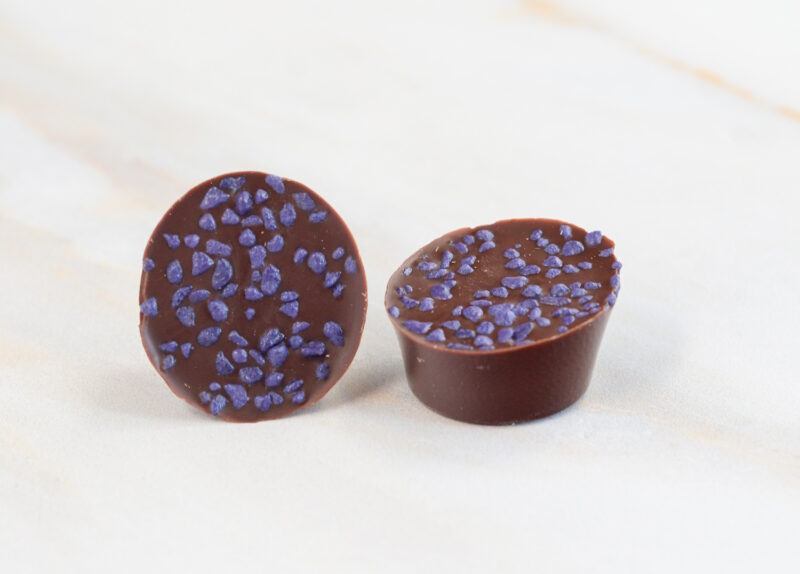 Pralinen mit Veilchen und Cassis von Valrhona 3/4