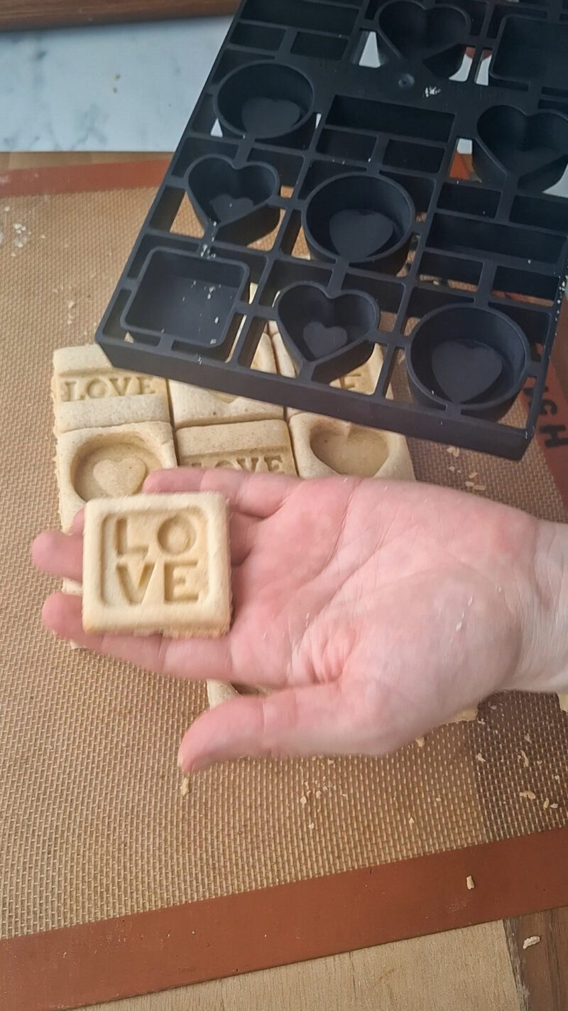 Ausstech- und Backform "Love" von Silikomart 8/12
