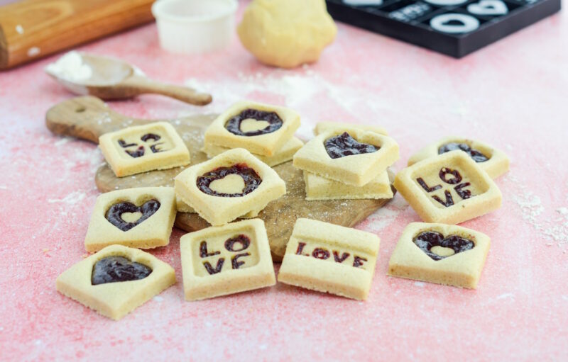 Ausstech- und Backform "Love" von Silikomart 3/12
