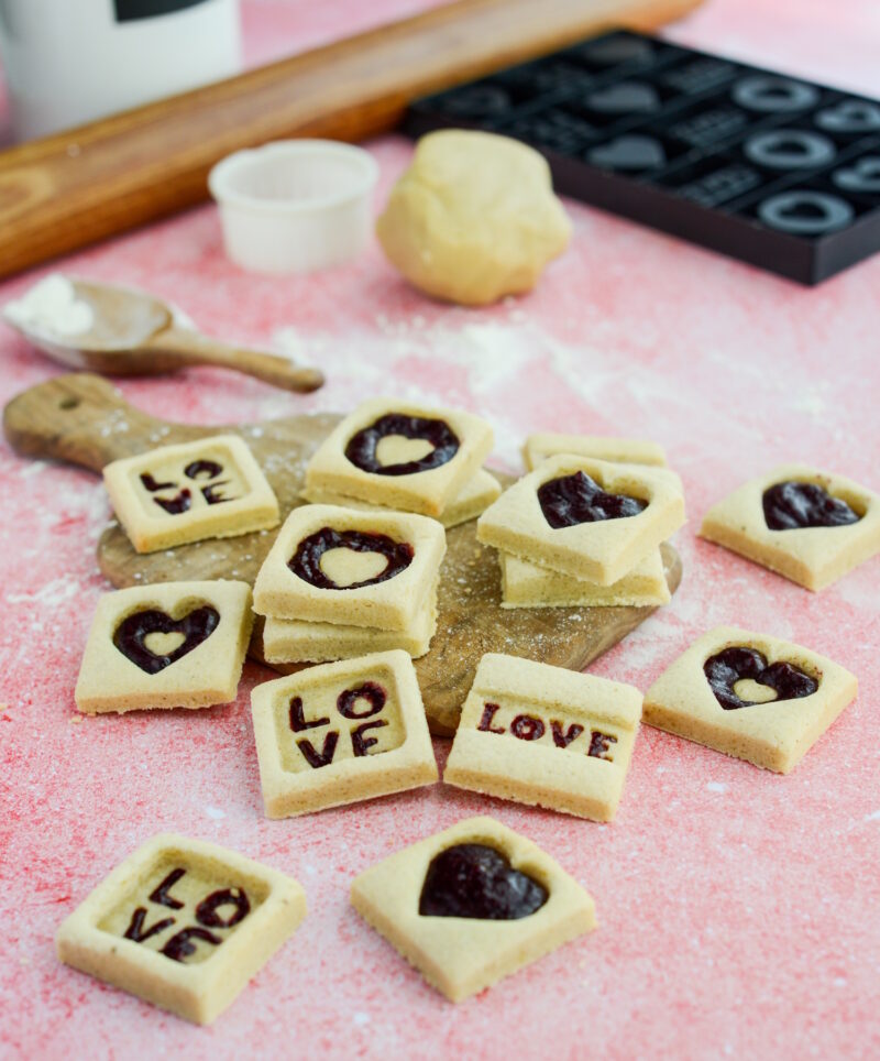Ausstech- und Backform "Love" von Silikomart 12/12