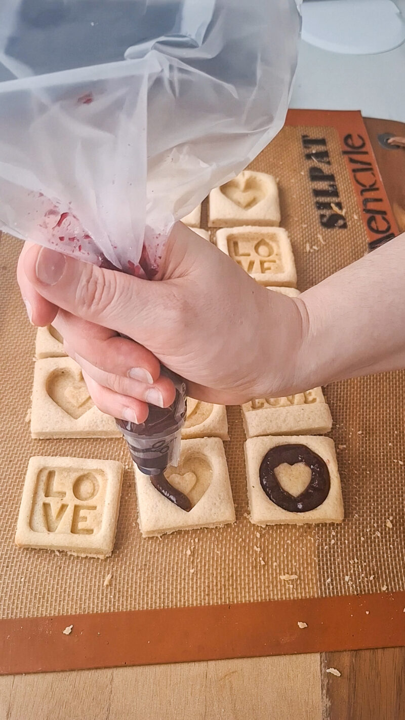 Ausstech- und Backform "Love" von Silikomart 10/12