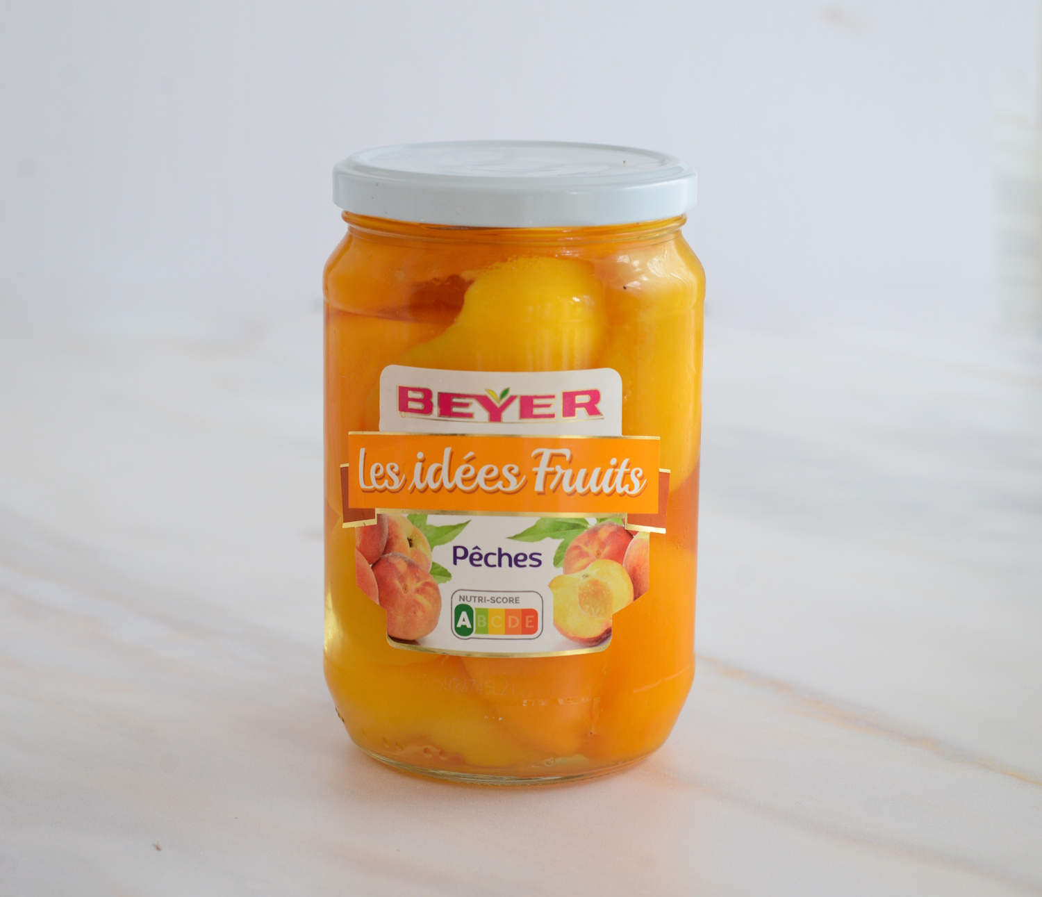 Pfirsiche entsteint in Sirup