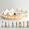 Fève Galette des Rois – "Französische Leuchttürme": 1 Porzellanfigur (Fève) + 1 Krone