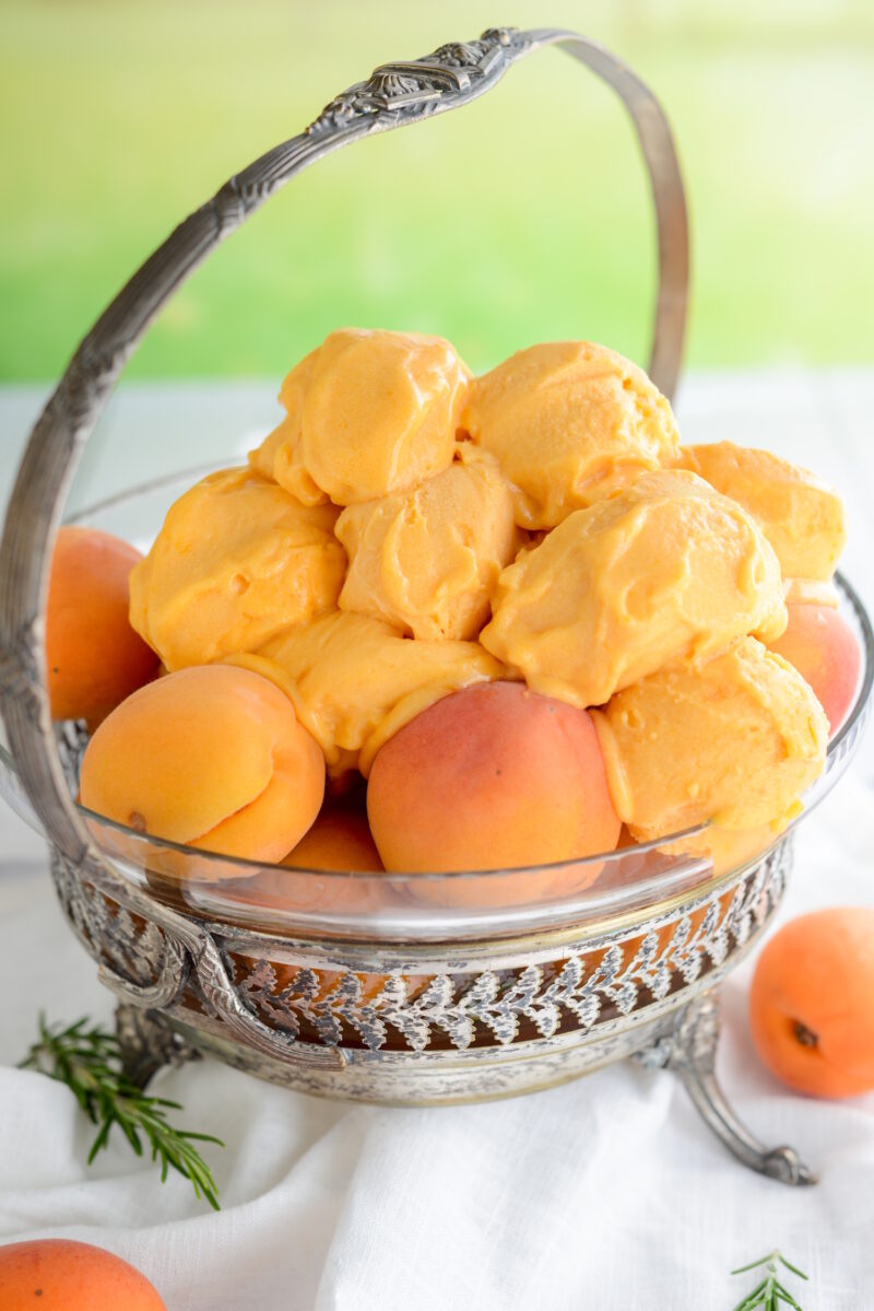 Aprikosensorbet mit rosmarin