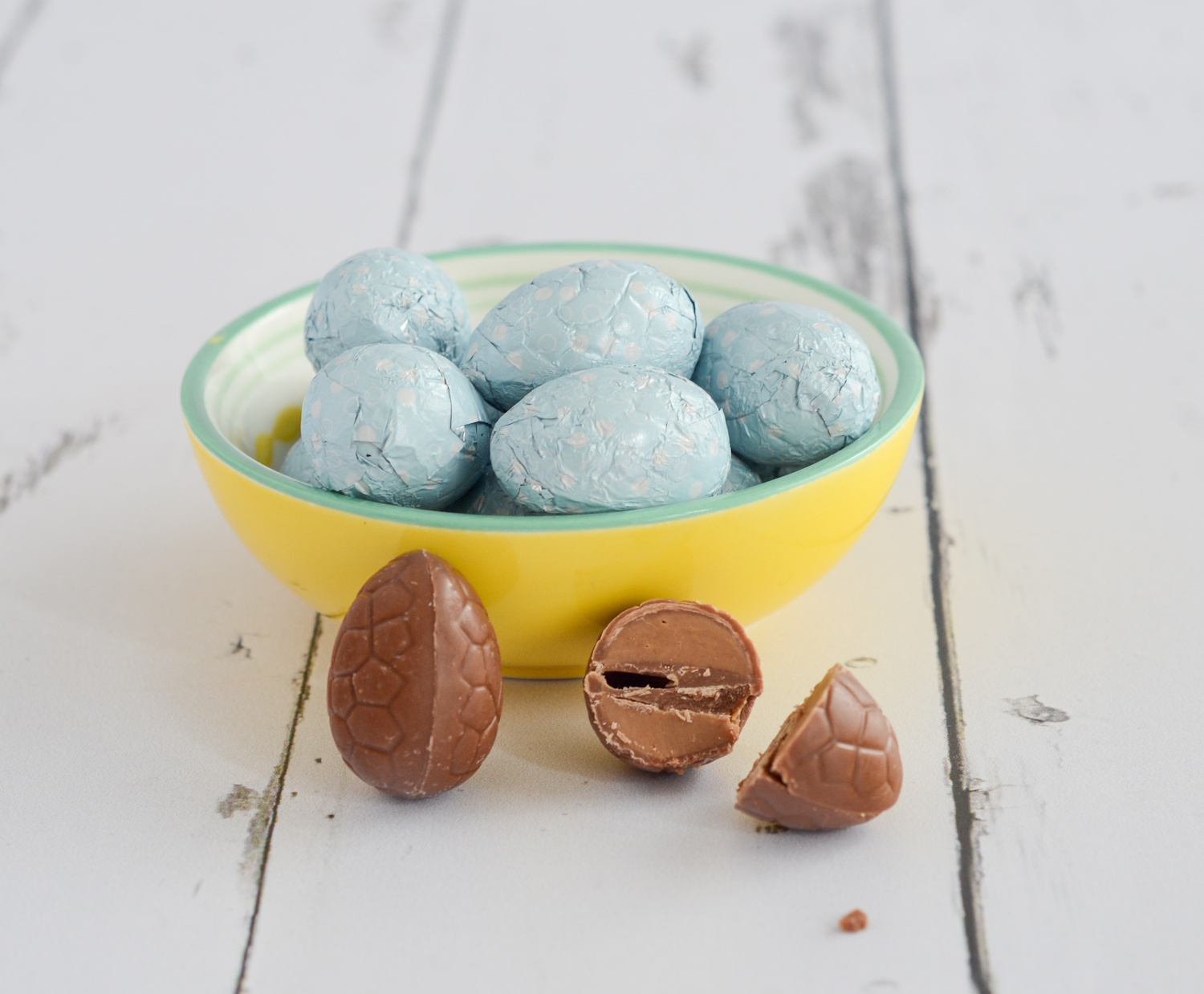 Gefuellte Ostereier Von Valrhona Milchschokolade Mit Kokosfuellung