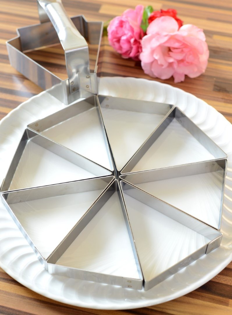 Set mit 8 dreieckigen Tarteformen und dem passenden Austecher