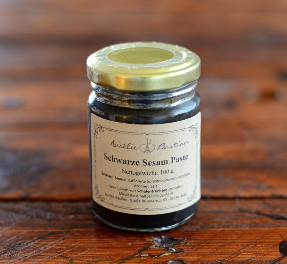 Schwarze Sesampaste