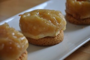 Kleiner Tatin Apfelkuchen auf bretonische Kekse DSC_2381 320x200 300x199