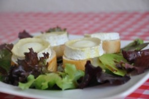 Salade de chèvre chaud (Salat mit überbacken Ziegenkäse) DSC_2423-320x200-300x199
