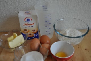 Chouquettes (mit Hagelzucker bestreute, innen hohle Windbeutel) DSC_2870 320x200