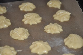 Chouquettes (mit Hagelzucker bestreute, innen hohle Windbeutel) DSC_2901 320x200