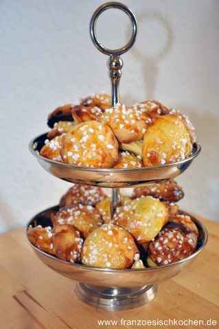 Chouquettes (mit Hagelzucker bestreute, innen hohle Windbeutel) DSC_2941 640x480