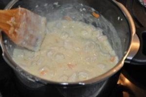 Bouchées à la reine (Königin-Pasteten mit Geflügel-Ragout) Königin Pasteten Sauce 3 300x200