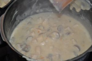 Bouchées à la reine (Königin-Pasteten mit Geflügel-Ragout) Königin Pasteten Sauce 6 300x200