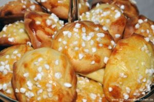 Chouquettes (mit Hagelzucker bestreute, innen hohle Windbeutel)