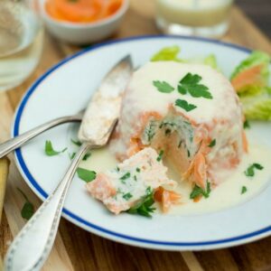 Fischterrine mit weißer Buttersauce (Terrine de poissons sauce au beurre blanc)