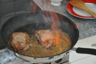 Steak au poivre flambé au cognac (Mit Cognac flambiertes Pfeffersteak) DSC_5025 320x200