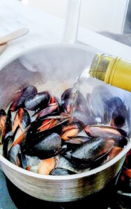 Moules marinières (Muscheln in Weisswein) VideoCapture_20230918 092256 188x300