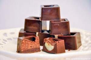 Pralinés au chocolat croquant et au massepain (knusprige Schoko- und Marzipan- Pralinen)