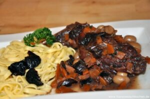 Kaninchen mit Rotwein und Pflaumen