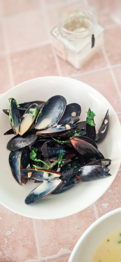 Moules marinières (Muscheln in Weisswein) Muschel Im Weisswein Rezept Mariniere Bretonsich 473x1024