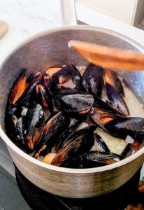 Moules marinières (Muscheln in Weisswein) Moules marinières (Muscheln in Weisswein) Muscheln Weisswein Schritt 2 Muscheln Im Topf Umrühren 206x300