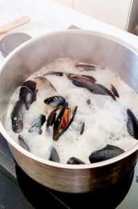 Moules marinières (Muscheln in Weisswein) Muscheln Weisswein Schritt 5 Muscheln Kochen Im Topf 199x300