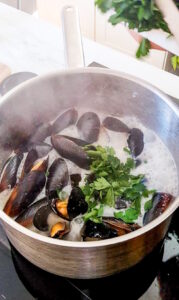 Moules marinières (Muscheln in Weisswein) Moules marinières (Muscheln in Weisswein) Muscheln Weisswein Schritt 6 Muscheln Kochen Im Topf 179x300