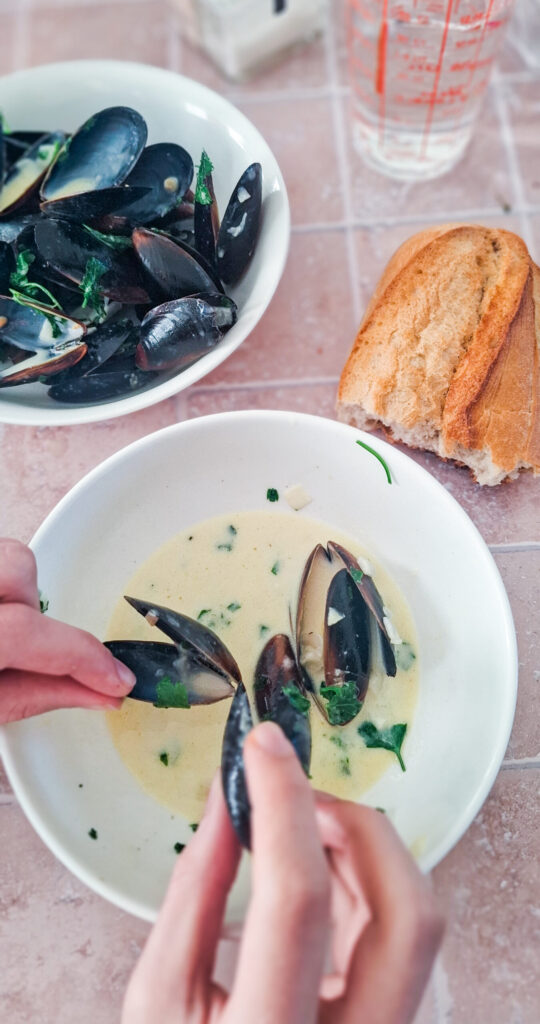 Moules marinières (Muscheln in Weisswein) Moules marinières (Muscheln in Weisswein) Muscheln Weisswein Schritt 7 Muscheln Aus Schale Lösen 540x1024