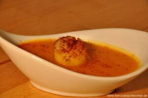 Velouté de potimarron aux noix de Saint-Jacques (Kürbissuppe mit Jakobsmuscheln)