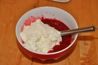 Bras de Vénus aux framboises et litchis (Leichter gerollter Kuchen mit Himbeeren, Litschis und Rosen) DSC_4887 320x200