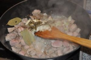 Blanquette de veau (Kalbsfrikassée französischer Art) Blanquette de veau (Kalbsfrikassée französischer Art) Blanquette De Veau Kochen 4