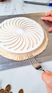 Galette des rois (Traditioneller Kuchen zum Dreikönigsfest) Galette Des Rois Rezept Backen Einfach 10 169x300