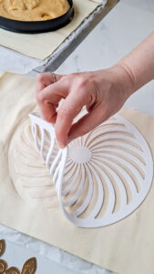 Galette des rois (Traditioneller Kuchen zum Dreikönigsfest) Galette Des Rois Rezept Backen Einfach 3 169x300