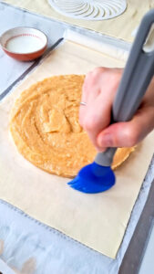 Galette des rois (Traditioneller Kuchen zum Dreikönigsfest) Galette Des Rois Rezept Backen Einfach 6 169x300