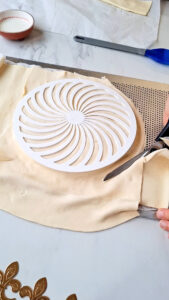 Galette des rois (Traditioneller Kuchen zum Dreikönigsfest) Galette Des Rois Rezept Backen Einfach 9 169x300