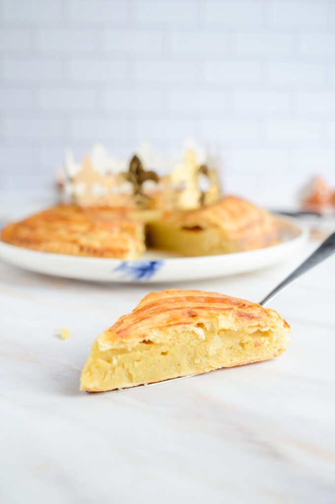 Galette des rois (Traditioneller Kuchen zum Dreikönigsfest) Klassische Galette Des Rois Backen 681x1024