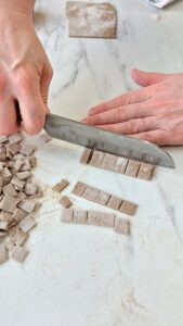 Crozets selbst machen ( Crozets savoyards) Crozet Nudel Quadratisch Pasta Frankreich 4 1 169x300