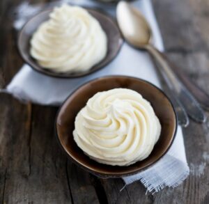 Mousses au chocolat blanc avec et sans oeufs (Weiße Schokoladen-Mousses mit und ohne Eier)