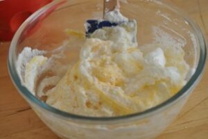 Mousses au chocolat blanc avec et sans oeufs (Weisse Schokoladen-Mousses mit und ohne Eier) Weisse Schokolade Mousse Mit Ei Mousse Au Chocolat 300x200