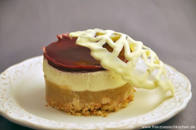 Entremets rhubarbe-chocolat blanc-fruits des bois (Entremets mit Rhabarber, weißer Mousse au Chocolat und Waldbeeren) DSC_8151hgf 640x480