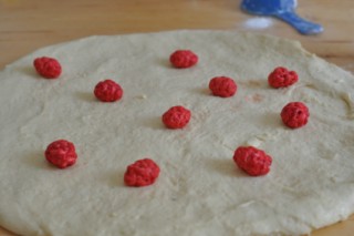 Brioche Saint-Genix Pralines Roses Lyon Schritt 3 Himbeeren Auf Teig Verteilen