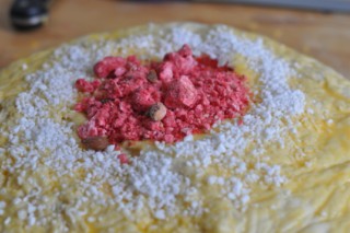 Brioche Saint-Genix Pralines Roses Lyon Schritt 8 Teig Mit Pralinebrocken Bestreut